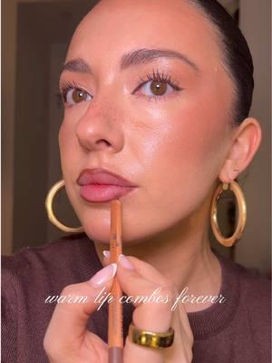 team warm toned lippies  >>>> @makeupforever limitless brown @NYX Professional Makeup butter gloss praline  #warmtonedmakeup #lipcombo #darkautumn #darkautumnmakeup #colortheory #MakeupRoutine 