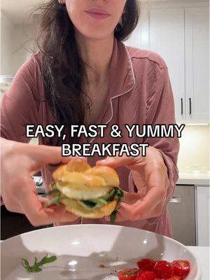 my favorite breakfast sandwich #easybreakfast #fastbreakfast #breakfastideas #breakfastsandwich #proteinbreakfast 