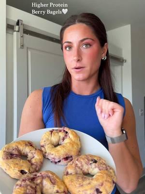 Higher Protein Berry Bagels🤍 #highprotein #highproteinmeals #highproteindiet #mealprep #highproteinmealprep #proteinbagels 