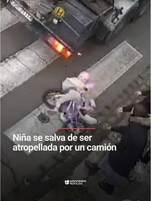 🚲 El momento en el que una niña se salva de ser atropellada por un camión. La pequeña circulaba en su bicicleta e intentaba cruzar la calle cuando un camión pasó junto a ella y casi la arrolla. Ella intentó parar y cayó de la bicicleta, impidiendo así que fuera atropellada. La menor está a salvo pero las autoridades recordaron con este caso muestra que una tragedia puede ocurrir en cualquier momento. #accident #accidente #bicicleta #kids #niños #Polonia #Uninoticias #UnivisionNoticias