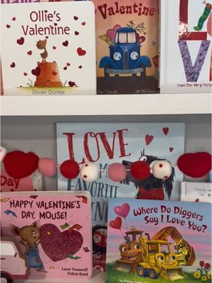 Valentine’s Day Bookshelves❤️🩷#ValentinesDay #valentinesdaybooks #books #bookshelf #kidsbooks #holidaybooks 