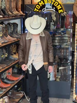 Outfit para correr de la migra  🤠#boots #cowboy #wester #buchon #huntingtonpark #trajevaquero #texana #foryou #rodeo #parati #botasvaqueras #destriercollection #jaripeo #outfit 