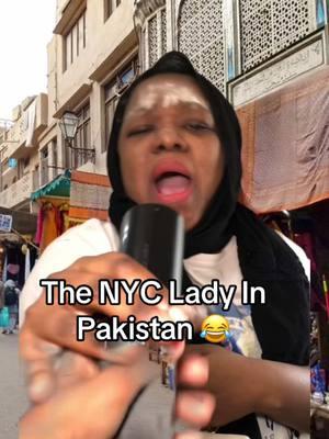 This was so nyc of her 😂💀 #greenscreen #fyp #Pakistan #nyc #americanwoman 