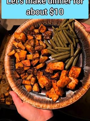 Quick, easy, and budget-friendly dinner idea! 🍽️ Perfect for when you want something delicious without breaking the bank. #LowBudgetMeals #DinnerOnABudget #CheapEats #SimpleCooking #salmon #greenbeans #potatoes #paprika 