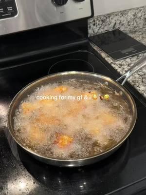 why tf didn’t yall help me ??🙄🤣IM IRKKKKEDDDD !! give me tips in the comments pls 🙈 #fyp #ashtheprincess_ #cookingathome #cookingformygf #cookingformygirlfriend #cookingtok #funnycooking #fryingchicken #fryingchickenwings #tiakempwings #tiakempwings #firsttimefryingchicken 