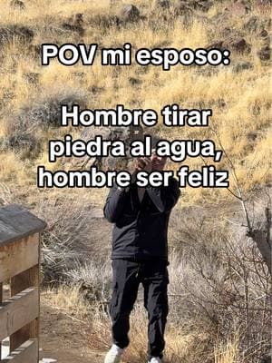 Alguien que me explique por qué los hombres son tan felices tirando piedras al agua 🤔#hombretirarpiedra #hombrealfa #hombrefeliz 