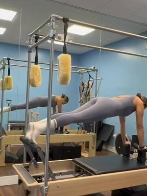 Holding strong in a full-body plank on the Reformer 💪🏽🔥 Adding pikes & single-leg lifts for extra core control, stability, and strength! This combo challenges the entire body, engaging the core, shoulders, glutes, and legs while improving balance and mobility. Who’s up for the challenge? 👏🏽✨ #PilatesStrong #ReformerPlank #FullBodyWorkout #CoreChallenge #PilatesInstructor #MoveWithControl #MindBodyConnection #StrengthAndStability #PlankVariations #ElevateYourWorkout #pilatesinstructor #pilateslovers #reformerpilates #pilatesworkout #earlymorning #morningroutine #worklife #cometoworkwithme #dailyvlogs  #morningmotivation #fyp