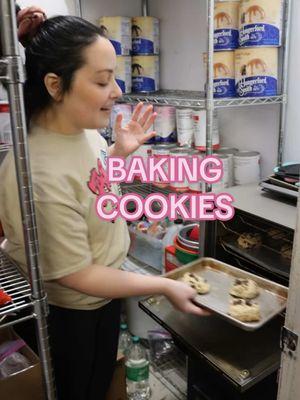 These cookies are 10/10 🍪 #moderncone #icecreamstore #icecreambusiness #icecreamshop #craftacreamery #chocolatechipcookies 