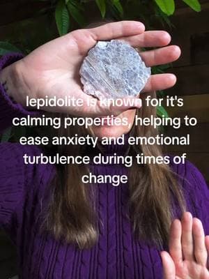 Lepidolite helps with change by reducing stress, promoting emotional balance, and encouraging a positive perspective. It supports adaptability by easing anxiety, fostering self-trust, and helping you let go of old patterns. 💜 #lepidolite #StressRelief #emotionalbalance #anxietyrelief #energysession #energywork #energyhealing #Love #light #guidedhandshealing 