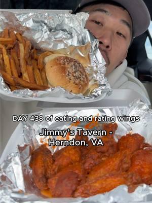 Rating wings at Jimmy’s Old Tavern in Herndon, VA #chickenwings #buffalowings #hotwings #foodreview #beefonweck 