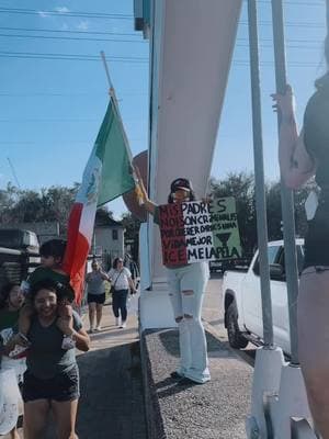 #mexico🇲🇽 #protests #latinocommunity #houstontx #fypシ #latinostiktok #houstontexas #immagrantparents proud daughter of immigrant parents ! This was my first protest and it was amazing to see how all the latino community came out to support ! #protest #mexicana🇲🇽 #mexicanamerican @Joss @Jennifer Sorto 