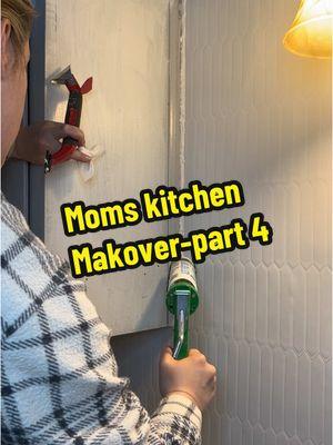 Yes, I’m still using a broken caulk gun 😂 But look how great my moms kitchen is looking! #fauxmarble #fauxmarblecountertops #DIY #budgetfriendlyrenovation #budgetfriendly #kitchenremodel #amazonfinds #peelandstickbacksplash #diykitchenmakeover 