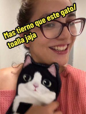 No me muero de amor con este gato toalla jaja si eso mismo. Me encantó una toalla chistosa y linda a la vez.#toalla #towel #funnycat #cat #gato #chistoso #cute #tierno #decoration #deciracion #baño #cocina #kitchen #bathroom #hanginthere 