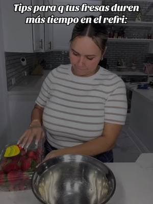 •Pones las fresas en un recipiente con agua. •Agregas un poco de vinagre y sal. •Revuelves y vespers 8/10min. •Después lavar las fresas y secarlas para guardar en la nevera. (no se pueden guardar húmedas)   #tipscocina #fresas #fyp #viral #bingbong 