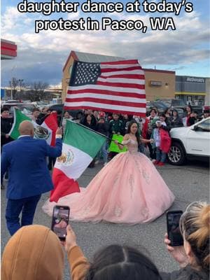 Baile de padre e hija celebrando a la quinceañera en la protesta de hoy en Pasco ❤️‍🔥✊🏽🇲🇽 #pasco #pascowa 