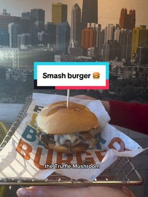 Si amas las hamburguesas @smashburger tiene que estar en tu lista!  Probamos la All-American | Truffle Mushroom | Spicy Jalapeño… todas una locura de sabor! 🤤  También probamos: Smash Tots crujientes y los Scorchin’ Tots ( si te gusta el picante 🌶️ está puede ser una opción para ti)  Y obvio, un batido para cerrar con broche de oro. 👀 Tip para familias: Los miércoles, los niños comen GRATIS con la compra de una comida para adultos.  ¿Ya lo probaste? ¿Cuál es tu favorito? 🍔👇  #smashburger #burgerlover #schaumburg #schaumburgillinois #chicagotiktok #latinosenchicago #chicagolife #chicagorestaurants #familyfriendlychicago #chicagoespañol #mexicanosenchicago #chicagoblogger 