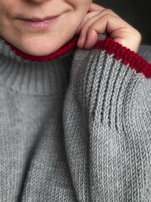 Just a touch of red ♥️ #WoolfolkAnniversarySweater in @woolfolk_yarn Tov yarn 🧶  ▪️ #yarnlove #woolfolkyarn #woolfolktov #knittingpatterns #knittedsweater 