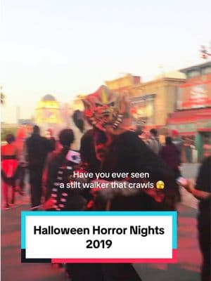 This was the scariest stiltwalker I’ve seen at HHN 😱 #halloweenhorrornights #hhn #horrornights #horrornights2019 #stiltwalker #scarezone #horrortiktok #themeparktiktok #universalstudios #hhnhollywood #halloweentiktok #fyp #scareactor 