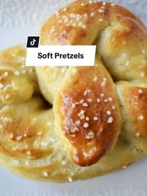 The best homemade soft buttery pretzels perfect for your Super Bowl party. 🥨 Find the full recipe linked in my bio. #homemadepretzels #pretzels #softpretzel #softpretzelrecipe #appetizer #superbowlfood #pretzelrecipe #homemade #partyfood 