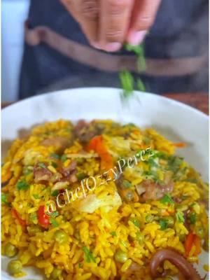 Casa ves que preparo esta receta en mi Casa nunca Queda un chin para la perra hambre 😂😂😂. Con que los acompañamos?? .. .. Receta  Receta Seafood rice 1/2 LB Marisco Mixto 2 Taza de Arroz amarillo 2 Cda Aceite verde 1/2 Cebolla amarilla 1 Taza de peas 3 Diente de Ajo 1/2 Aji Morron Paprika al gusto Cayenne pepper al gusto 2 1/2 Taza de Caldo de pollo 1 limon Perejil picado .. .. .. #cheflife #chefdominicano #gastronomiadominicana #comidacriolla #chefencasa #chefozzyperez #arrozdemarisco #meencanta #comidacriolla 