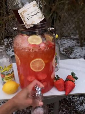 Strawberry lemonade 🍓🍋 #calypso #henny #hennything #hennythingcanhappen #hennythingspossible #mixdrink #teamwork #partypunch 