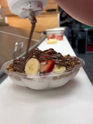 Rate this bowl on a scale of 1️⃣ to 🔟 . . . . #bayabar #tiktok #asmr #asmrsounds #asmrvideo #asmrtiktoks #healthy #acai #coconut #strawberry #banana #nutella 