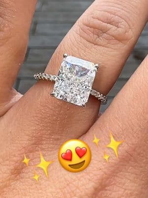 The cost is cheap but it looks SO expensive!!😱😍 ✨  Hashtags: #rings #weddingrings #engagementring #marriedlife #couplestok #jewelry #Sixcitys #TikTokShop #vacationring #marriage #ido @SIXCITYS JEWELRY 