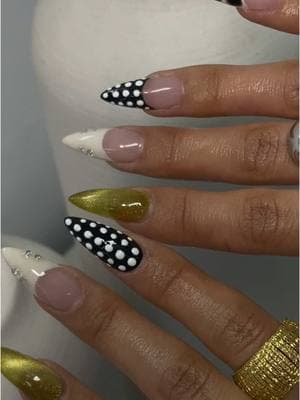 to the salon 💅🏽 @thenailmuse.co  #airbrushnails #nails #nailart #polkadotnails #metalicnails 