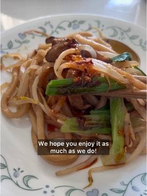 MUSHROOM UDON STIR FRY - 1 lb of udon noodles - 8 oz of bean sprouts  - 6 pieces of shiitake mushrooms - 2 stalks of scallions  - 2 tsp of garlic  - 1.5 tbsp of oyster sauce - 1 tbsp of soy sauce - 1/4 tsp of white pepper - Drizzle of sesame oil - 1/2 cup of water  #cantonesefood #cantonese #udon #noodles #recipes 