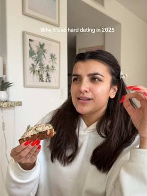 Eat lunch with me while we chitchat about why dating in 2025 is so hard. Also please comment how you met your partner if you are in a relationship!! #datingadvice #howtomeetpeople #datinginyour20s #datinginyour30s #datingishard #hingedating #meetingsomeone 