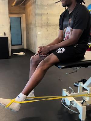 Jumpers Knee Rehab: Isometric knee extension. Stop resting your patellar tendinitis or jumpers knee and start doing this instead. #jumpersknee #kneepain #patellartendinopathy #patellartendonitis #kneeinjury