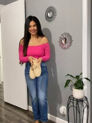 Mom Jeans & off-the shoulder crop top. #OOTD #outfit #outfitideas #outfitoftheday #outfitdeldia #fypage #momjeans #croptop #MomsofTikTok #fypシ゚viral #parati #mondayvibes #myoutfit #pinkoutfit #jeans #coach #explorepage #cuteoutfits #momfashion 