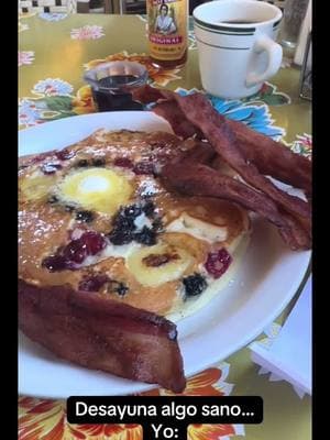 Tooty fruit pancakes 🥞 con huevos #fyp #breakfast #pancakes #sausalito #cholulahotsauce 