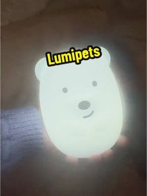 Que hermoso! Lo compré para ver que tal! Y nos enamoramos! 😍🥰 bear 🐻 #kidsnightlight #kidslamp #lumipets #lumieworld #accesorios para #kidsbedroom #accesories #lights #nightlight #cute #tts #luz #osito #shortvideosprint 