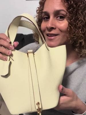 Bolso de cuero de color liso de moda para mujer, bolso casual versátil con diseño de cerradura, mano Irendy All-match para uso diario, día de San Valentin, regalo para ella Women's Fashionable Plain Color Leather Bag, Casual Versatile Handbag with Lock Design, Irendy All-match Handoag for Daily Use, Valentine's Day, Gift for Her. #leatherbag #handbag #leatherhandbag #purses #purse #pursetok #quietluxury #classypurse her! #handbag thandbags #purse #pursetok #purse #purseforwomen #pursecollector #pursetok #whatinmybag #phoinikas #togoleather #leatherbag #handbag #designerinspired #designerbags #baglady #bagreview #bucketbag  #fashiontok #chicstyle @Phoinikas