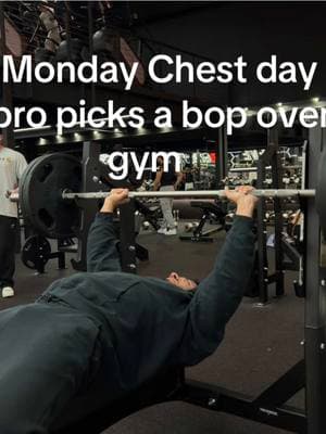 Damm @Officialgainzz I needed you for 2 more reps mfer 🥲 #chestday #bopheadah #absoluterecomp #gymbro #gymbromotivation 