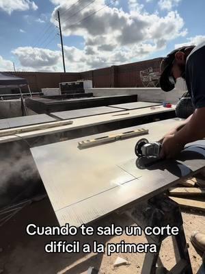 Que chulada cuando te sale un corte dificil a la primera si o no? 💪🏽 #tileandcoping #tilework #pooltile #poolconstruction 