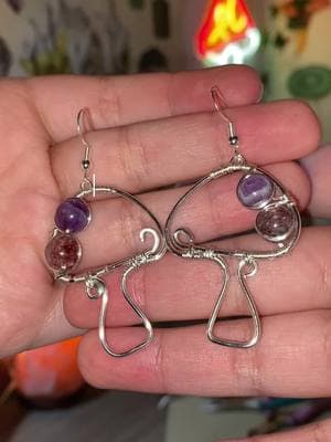 Absolutely in love with these Mushy earrings I made for this year’s Valentines collection 😭😭  What do you think about them?? 🫶✨ #valentinesdayjewelry #valentinesdayaccessories #valentinesdaycollection #hippieshop #handmadejewelry #handmadebusiness #hippiejewelry #handmadeaccessories #crystaljewelry #handmadeearrings #muchroomearrings #crystalhealing #valentinesdayearrings