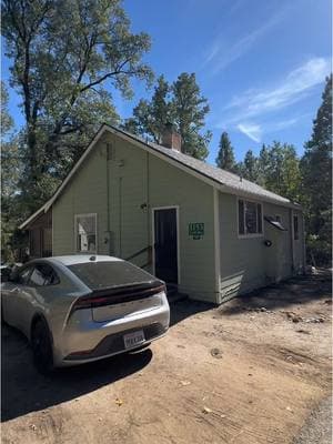 Old Foresta, California. Un antiguo pueblito con muchas cabañas y pocos habitantes.  Yosemite. Place to visit.  #paratiiiiiiiiiiiiiiiiiiiiiiiiiiiiiii #viralvideo #viajando_ala_naturaleza #yosemite #oldforesta #foresta #forestard #california #cabins #cabañasdelbosque #cabañas #offroad 