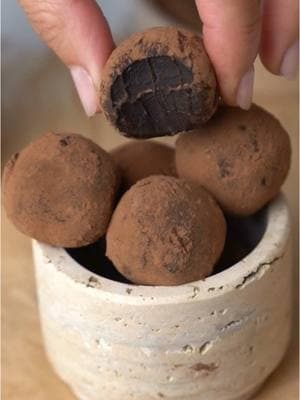 • BRIGADEIROS DE CHOCOLATE • 🔥 Esta receta de brigadeiros es la infancia de mis hijas, ya que vivimos algunos años en Brasil. Y después de probarlos, vas a entender por qué son un clásico. ❣️ 🇧🇷 En Brasil, una fiesta sin brigadeiros… ¡no es fiesta! 🎉 Son fáciles, rápidos y con solo 3 ingredientes. INGREDIENTES: ✅ 70 g de manteca ✅ 200 g de leche condensada ✅ 40 g de cacao amargo El paso a paso está en el video, con un secretito al final para que te queden bien perfectos. ¡No te lo pierdas! 🙌🏼 Son ideales para cuando te agarra el antojo de algo dulce. ¡Probalos, no pueden ser más ricos! #carolinascookies #brigadeiro #brigadeiros #brigadeirosdechocolate #trufas #trufasdechocolate #bombonesdechocolate #bombonescaseros #recetas #recetasfaciles #recetasrapidas #recetasdulces