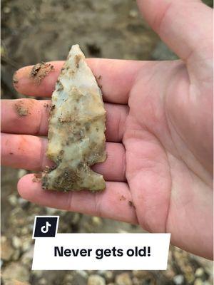 Never gets old!#moartifacts #prehistoric #Outdoors #arrowhead #creekin #hunt #fyp #rockhound #getoutside #hunting #omg #nature 