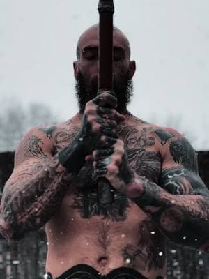 A sleeping bear had been awoken #birna #bjorn #bear #vikings #wardruna #vikingrok #workout #winter #ragnarok #swing #HAMMAR #Warhammer #training #smf #warrior #savage #outdoorworkout #foryourpage #him 