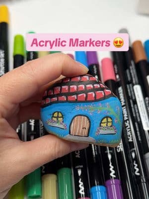 Fiz uma casinha em uma pedra com as canetas acrílicas da @Shuttle Art Me inspirei em uma que vi no Pinterest 🏠 #ValentinesDay #acrylicpainting #acrylicmarkers #coloringera #colortok #TikTokShop #fyp #relaxingvideo #tiktokshopfinds #shuttleart #shuttleartpens #2025 