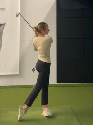 me 🤝🏼 this aritzia long sleeve #womensgolf #golfing #golfvlog #golfshot #golfgirl #golfswing #golfpractice #golflife #golfingaddict 