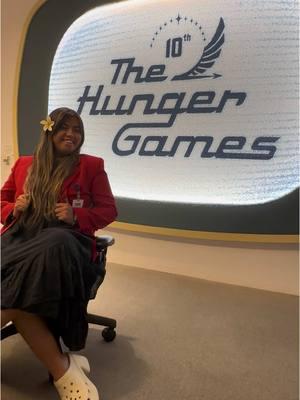 #pov you wear #redsuit to work and you start to feel like you are in #thehungergamestheballedofsongbirds 😜 #corialanussnow wya? #adventureswithsun #hungergames #district13 #lionsgate #10thhungergames #ivolunteerastribute #rachelzegler #tomblyth #finnickodair #dayinmylife #hawaiigitl #workvlog 