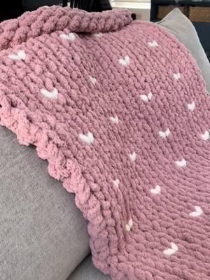 Valentine's Day Heart Hand Knit Chunky Blanket #chunkyblanket #handknitting #fingerknitting #chunkyblankettutorial #fyp #handknittingtutorial #sidehustle #grandmahobbies #handknitblanket