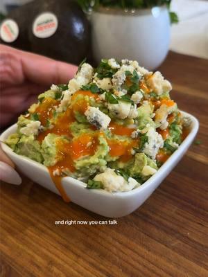 If there are two things I know as a pro athlete private chef it’s guac and game day eats. Gronk’s recipe is genius and if you want to try it yourself (along with a few other fun and creative guac recipes), call the guacline 
‌ #guacamolerecipe #gamedayfoodideas #gamedaydipideas #partydipideas #easypartyrecipes #guacamole #AvocadosFromMexicoPartner #AlwaysAGoodBowl #alwaysgood @avocadosfrommexico 