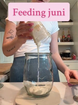 Feed juni with meeeeee #sourdough #sourdoughstarter #feedingtime #sourdoughfeeding 