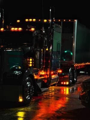 @Nate Stone with that fresh streakin beacon shine #kenworthw900 #kenworth #w900 #largecar #bluebeacon #fyp #bigrigs #livetheshow #trendingsong @Gannon Fremin &CCREV #trucktok 