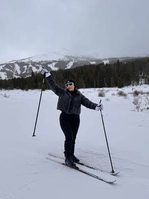 Este es el lugar ideal para #esquiar en #colorado , sobretodo si es tu primera vez o no tienes muchas experiencia con este deporte! Búscalo como: (Breckenridge Nordic Center) nosotros pagamos $130.00 aproximadamente X 2 personas 🩵❄️🥶 #breckenridge #esqui #recomendacionesdeviaje #travel #estadosunidos🇺🇸 